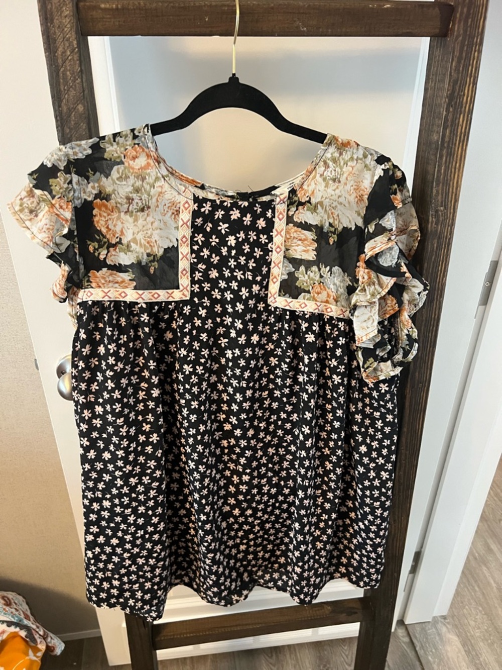 entro Black Floral Mix-Print Ruffle Sleeve Blouse